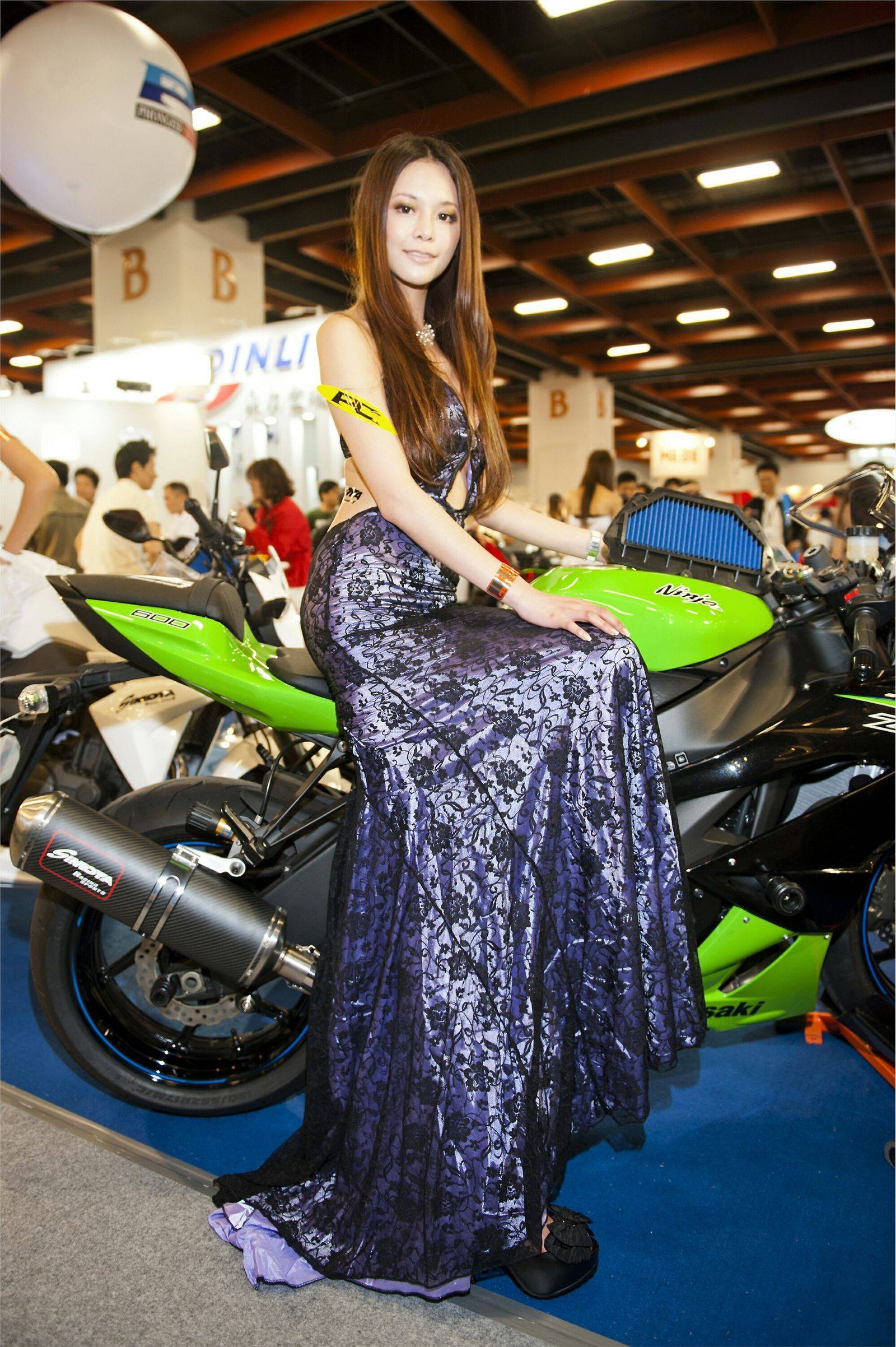 美女机车展 汽配展　国产模特美女图片